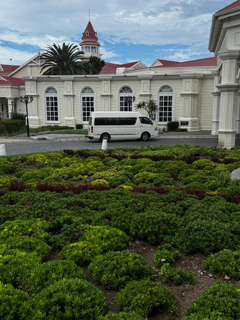 Maxim’s Cabs vehicle at a Garden Route hotel